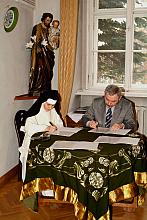 Porozumienie zostało podpisane przez Siostrę Zofię Torczyńską, Przeoryszę Klasztoru Sióstr Norbertanek oraz prof. Jacka Majchrow