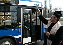 Przed wyruszeniem na krakowskie ulice wszystkie autobusy zostały poświęcone. 