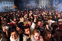 W noc sylwestrową na Rynku Głównym w Krakowie bawiło się blisko 60 tys. osób. 