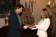 Dyrektor Michał Niezabitowski wyróżnił również 16 pracowników muzeum wręczając im okolicznościowe dyplomy.