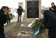 Złożenie kwiatów i zapalenie świec przy obelisku upamiętniającym Żydów wymordowanych na terenie płaszowskiego obozu.