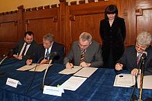 Moment podpisania umowy. 
Od prawej: Prezes MPK SA 
w Krakowie Julian Pilszczek, Prezydent Miasta Krakowa Jacek Majchrowski, P