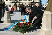 Henryk Bątkiewicz złożył wiązankę kwiatów na płycie Tadeusza Kościuszki.