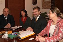 Prezydentowi Frankfuru nad Menem towarzyszyła również Carolina Romahn, Dyrektor Biura Spraw Zagranicznych.
