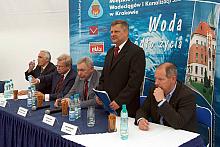 W konferencji uczestniczyli również Ryszard Langer, prezes MPWiK, Jerzy Wiśniewski, prezes Zarządu PBG SA, Tadeusz Trzmiel, Zast