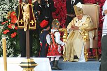 Ojca Świętego Benedykta XVI na Błoniach powitały dzieci w strojach krakowskich. 