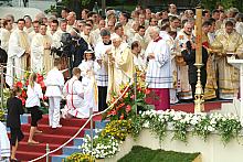 Z rąk Benedykta XVI komunię św. przyjęły m.in. dzieci komunijne. 
