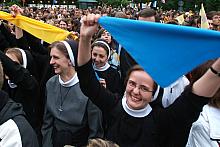 W trakcie wizyty Benedykta XVI w Krakowie na placu przed siedzibą Kurii gromadziły się tysiące pielgrzymów.