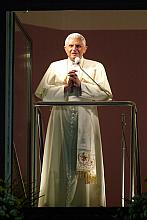 Pojawienie się Benedykta XVI w "oknie papieskim"... 