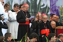Ojca Świętego Benedykta XVI, 
w imieniu młodzieży, powitał Ksiądz Stanisław Kardynał  Dziwisz, Metropolita Krakowski. 