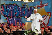 Wystąpienie Benedykta XVI było wielokrotnie przerywane okrzykami "Niech żyje papież".