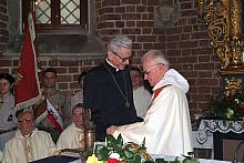 Gratulacje księdzu kapelanowi Adamowi Studzińskiemu złożył ks. Kradynał Franciszek Macharski.