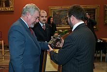 Tytuł "Mecenasa Kultury Krakowa 2005" dla firmy Siemens. Nagrodę odebrał przedstawiciel firmy Robert Jaworski.