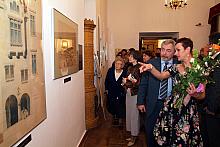 Kurator wystawy Barbara Zbroja
z Prezydentem Jackiem Majchrowskim w trakcie zwiedzania wystawy.
