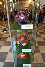 Eksperyment na pograniczu sztuki i sportu nawiązuje w oczywisty sposób do Mistrzostw Świata w piłce nożnej.