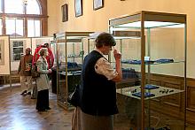 Wystawa prezentująca przedmioty znalezione podczas prac wykopaliskowych prowadzonych na Rynku Głównym.