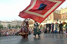 Zawijanie flagą to jeden z głównych elementów tańca Lajkonika.