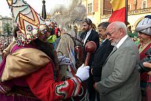 Zgodnie z tradycją uderzenie buławą Lajkonika  ma zapewnić szczęście na cały rok.