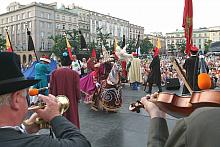 Lajkonik, tatarzyn, orszak włóczków, orkiestra mlaskotów na scenie przed Wieżą Ratuszową.