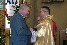 Prezydent Jacek Majchrowski wręczył ks. Bronisławowi Bułce Odznakę "Honoris gratia".