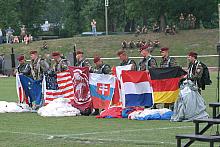 Skoczkowie spadochronowi z flagami państw uczestniczących w XVI Międzynarodowym Festiwalu Orkiestr Wojskowych.
