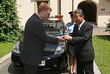 Oficjalne przekazanie kluczy do auta. Od lewej: Janusz Wiaterek, Komendant Straży Miejskiej oraz Hiroshi Kono, Prezydent Toyota 