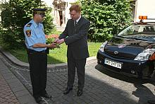 Janusz Wiaterek, Komendant Straży Miejskiej w Krakowie, przekazał swoim podwładnym klucze do auta.