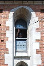 Długo oczekiwany moment. W oknie Wieży Mariackiej pojawia się hejnalista.