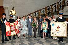 Pamiątkowe zdjęcie uczestników uroczystości w holu kamiennym Urzędu Miasta Krakowa.