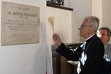 Tablicę poświęcił ksiądz kardynał Franciszek Macharski.