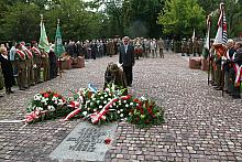 W hołdzie ofiarom września,  kwiaty złożył Henryk Bątkiewicz, Zastępca Prezydenta Miasta Krakowa ...