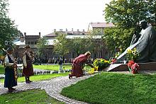 Jerzy Kuzak z Ekipy Królewskiej złożył kwiaty pod pomnikiem Ojca Świętego Jana Pawła II. Towarzyszą mu król i marszałkowie Bract