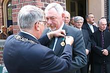 Leszek Gołda, Starszy Bractwa, wreczył Jackowi Majchrowskiemu, Prezydentowi Miasta Krakowa Złoty Krzyż Bractwa...
