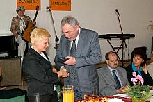 Prezydent Miasta, na ręce Małgorzaty Skoczylas występującej w imieniu Prezes PLIVY,  wręczył Odznakę "Honoris gratia" 