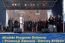 Stanisława Urbaniak, Zastępca Prezydenta Miasta Krakowa, otworzyła "Światowy Dzień Serca". Na scenie obecni byli równi