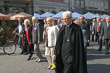 Wszyscy obecni zostali zaproszeni na "spacer dla poratowania zdrowia". Wśród nich był Ks. Kardynał Franciszek Macharsk