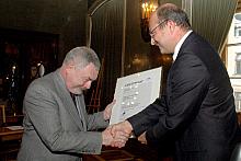 Uroczyste wręczenie Prezydentowi Miasta Krakowa Jackowi Majchrowskiemu certyfikatu jakości ISO 9001:2000.
