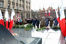 Przedstawiciele Wojska Polskiego, Policji, Straży Pożarnej i Straży Miejskiej Miasta Krakowa oddali honory poległym za wolność O