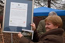 Dyrektor Szymońska z podpisanym aktem erecyjnym oraz katalogiem promującym Nową Hutę "Nowa Huta czarno - biała z kolorem