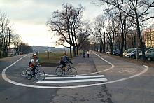Na całej długości alejek przy Błoniach (prawie 2700 m) wprowadzono znaki poziome oddzielające ruch pieszych od ruchu rowerzystów