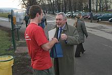 Prezydent przekazał na ręce Bartosza Wysockiego, jednego z organizatorów wiosennych zawodów dla rolkarzy...