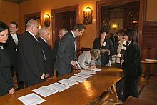 Przed sesją radni podpisują się na liście obecności.