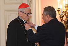 Ambasador Francji odznacza Kardynała Orderem Oficera Legii Honorowej.