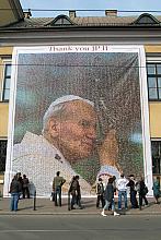 Na ścianie pałacu krakowskich biskupów zawisł wielki portret Jana Pawła II...