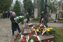 Tuż obok kaplicy, w centralnym punkcie cmentarza Rakowickiego znajduje się symboliczna mogiła Ofiar Komunizmu. 
To tu pierwsze 