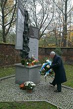 "Narody tracąc pamięć, tracą życie" - te słowa wyrył Czesław Dżwigaj na monumencie upamiętniającym Polaków pomordowany
