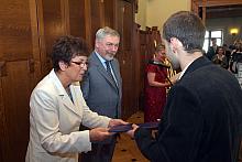 Przewodnicząca Rady i Prezydent Miasta wręczali dyplomy wszystkim kandydatom zgłoszonym do konkursu. 
Jako pierwszy odebrał dyp