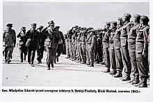 Na wystawie pokazano też zdjęcia przedstawiające spotkanie Generała z żołnierzami, których udało się ewakuować z Nieludzkiej Zie