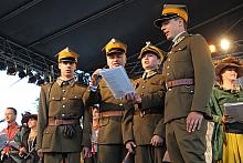 Na scenie pojawili się  ułani ze sławnego 8. Pułku imienia księcia Józefa Poniatowskiego.