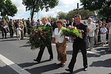 Kwiaty złożyła delegacja Michałowic z wójtem Antonim Rumianem na czele.
